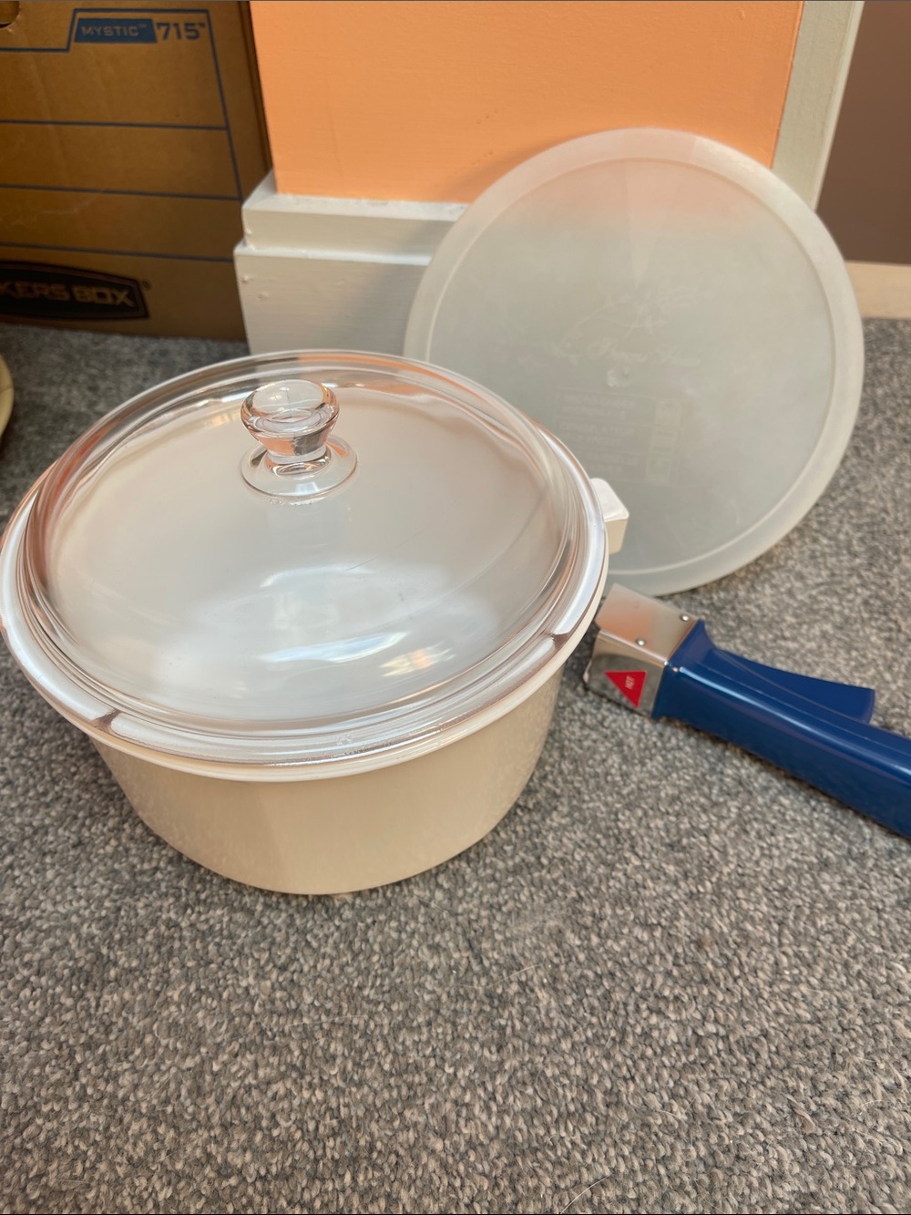 Princess House 2 qt Nouveau sauce pan w/ glass & storage lids & removable handle